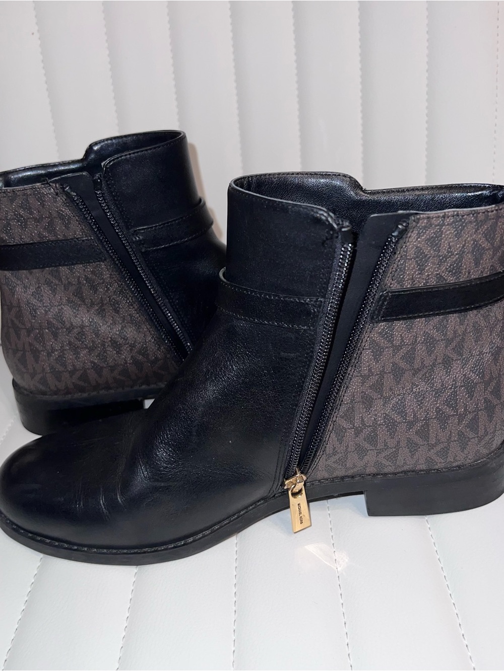 MICHAEL KORS Black Leather Ankle Boots with Logo Panel 8.5 - Picture 7 of 8